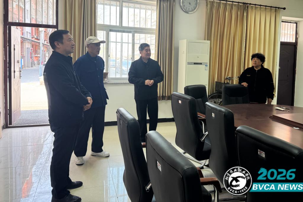 周洪生调研离退休干部活动站及党建活动室